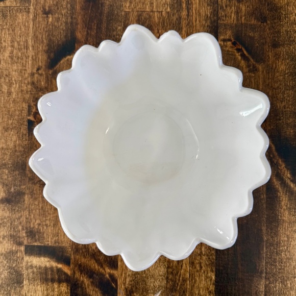 VINTAGE Indiana Glass Lily Pons Milk Glass Sunflower Bowl - Picture 2 of 5